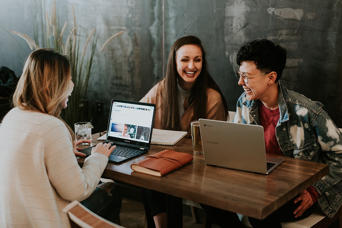 3 women at a cafe with laptops